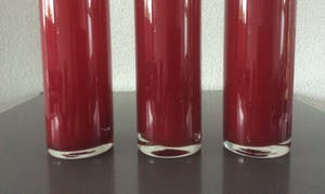 Niet of onleesbaar gesigneerd - DRIE HOGE SMALLE RODE GLAZEN VAZEN kopen? Bied vanaf 1!