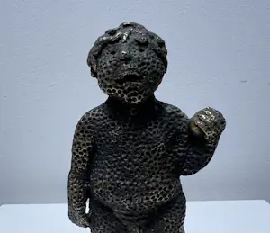 Carolein Smit - Bronzen sculptuur | Jongetje met bal kopen? Bied vanaf 200!