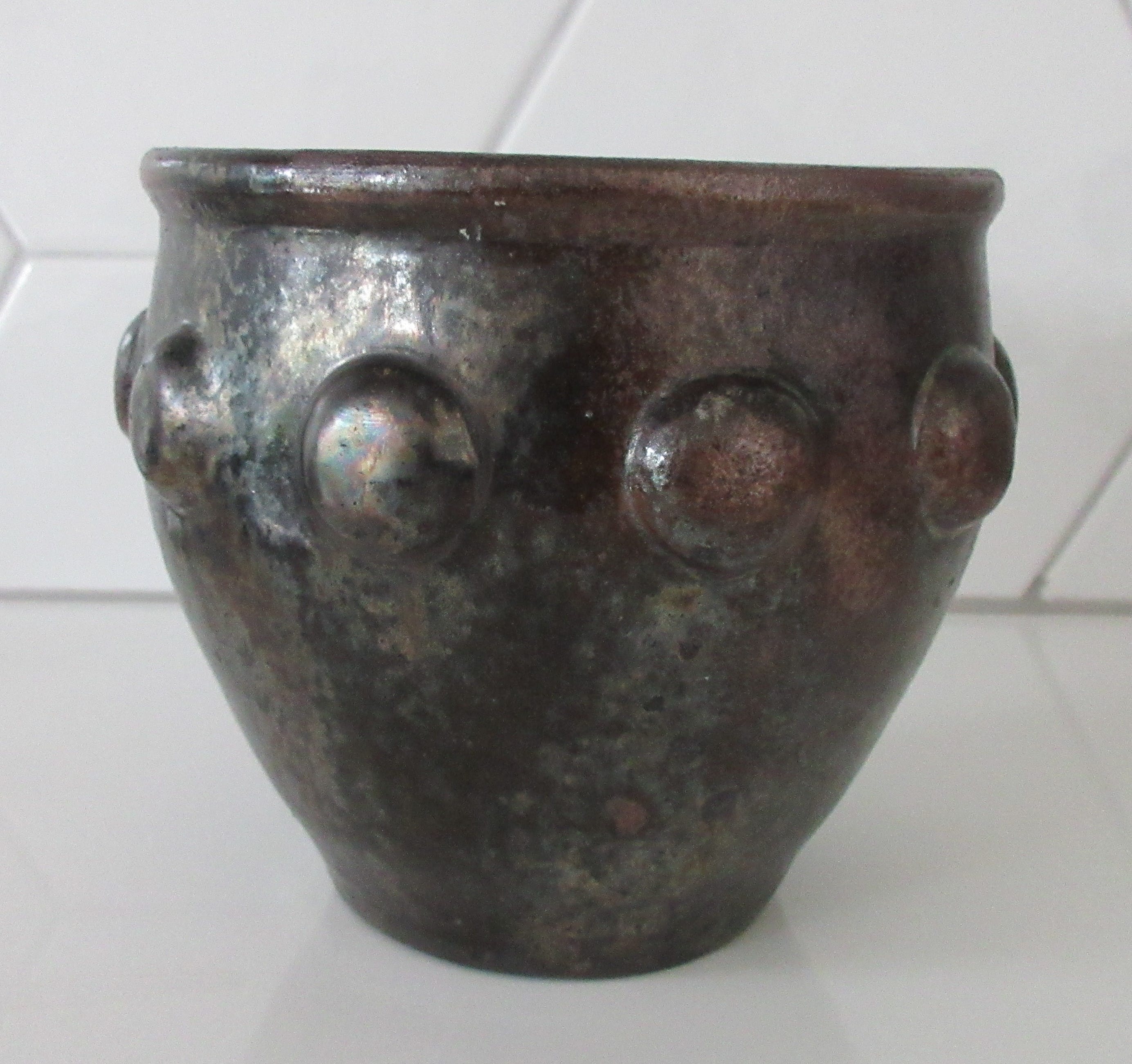 Dicker Ware Pottery - Arts & Crafts vaasje met zwart en brons ijzeroxide glazuur kopen? Bied vanaf 1!