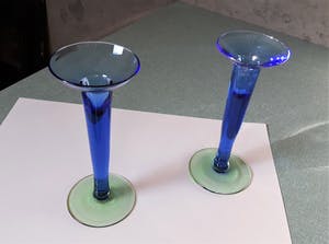 Niet of onleesbaar gesigneerd - Twee design glazen kaarsenhouders blauw met groene voet kopen? Bied vanaf 1!