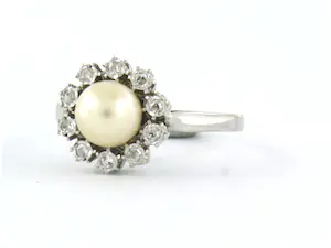 18k gouden ring bezet met parel en erom heen single cut geslepen diamant kopen? Bied vanaf 280!