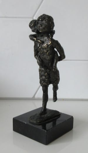 Astrid Veldhuyzen-Koppen - Bronzen Beeld Rennende moeder met kind op haar rug kopen? Bied vanaf 48!