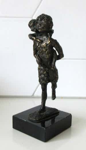 Astrid Veldhuyzen-Koppen - Bronzen Beeld Rennende moeder met kind op haar rug verkocht voor € 48!