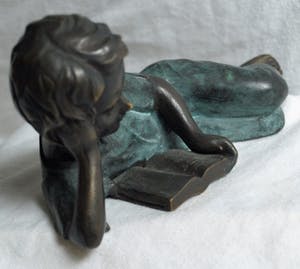 Niet of onleesbaar gesigneerd - Bronzen leesbeeld / leesbeeldje , “Meisje“ kopen? Bied vanaf 1!