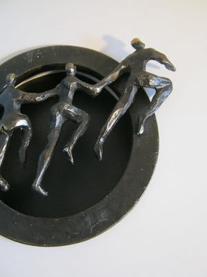 Corry Ammerlaan - Wanddecoratie met verbronsd sculptuur - "Op Weg" kopen? Bied vanaf 50!
