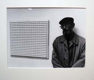 Truus Nienhuis - Jan Schoonhoven naast een van kunstwerken verkocht voor € 100!