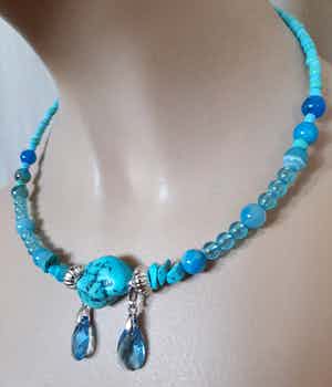 Niet of onleesbaar gesigneerd - Edelsteen ketting , armband, oorbellen van agaat en turquoise verkocht voor € 1!