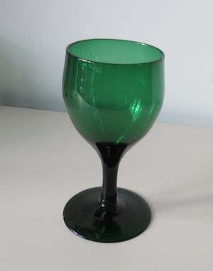 Curiosa - Vier antieke begin 19e eeuw Witte Wijnglazen van groen glas kopen? Bied vanaf 1!