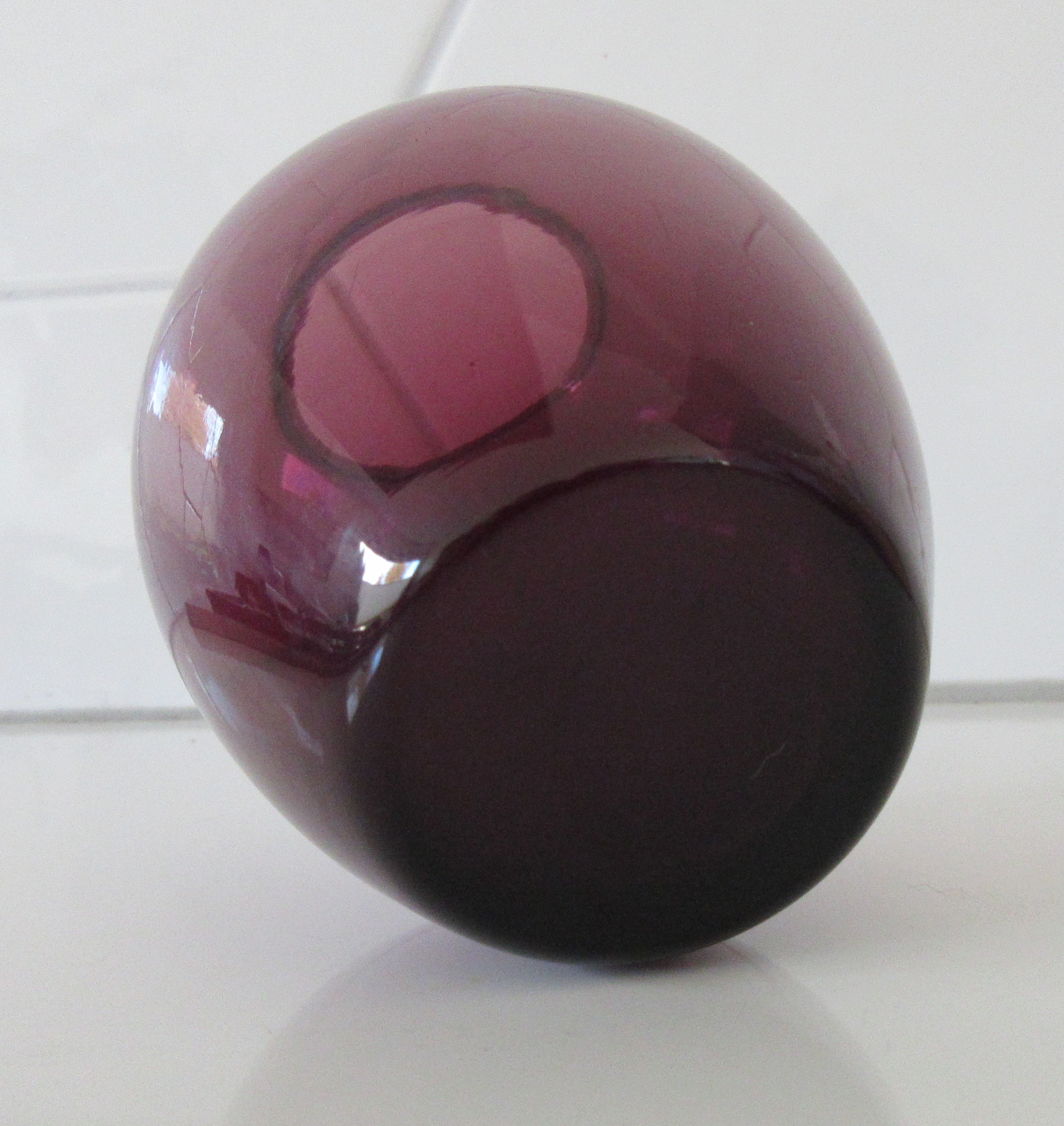 Niet of onleesbaar gesigneerd - Mooi zeegroen en amethyst kleurige glazen vaasjes kopen? Bied vanaf 1!