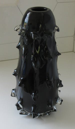 Niet of onleesbaar gesigneerd - Dubbelwandige grote zwarte moderne puntige Murano glazen vaas kopen? Bied vanaf 1!