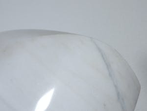 Niet of onleesbaar gesigneerd - Abstract geometrisch massief marmeren sculptuur kopen? Bied vanaf 1!