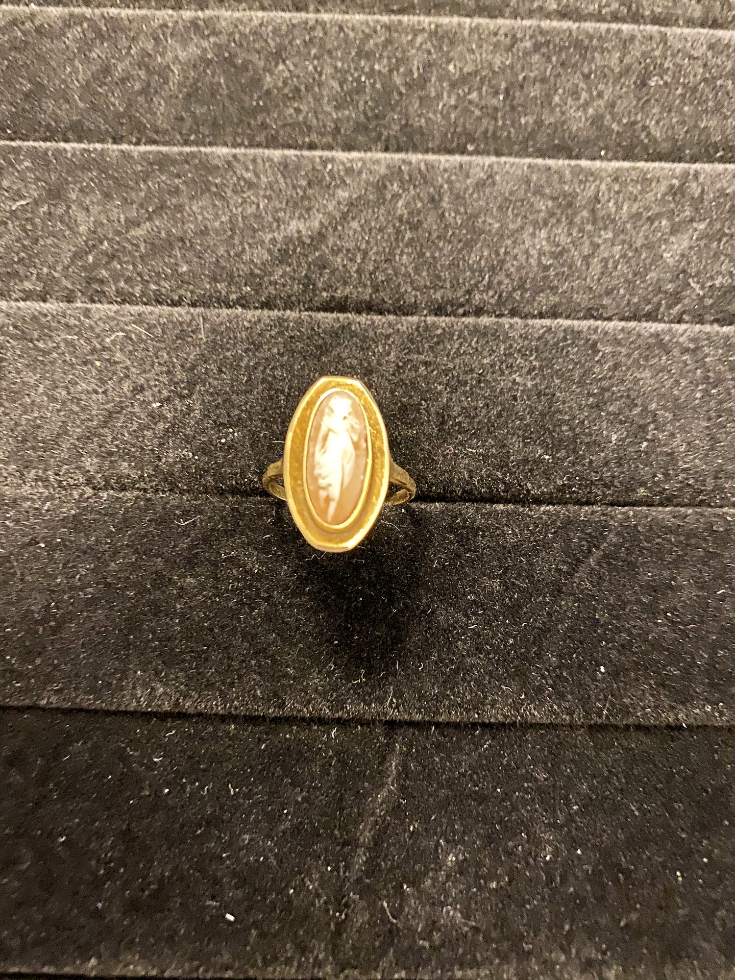 Geelgouden ring met camee kopen? Bied vanaf 80!