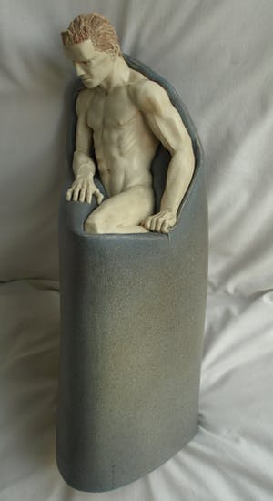 Els van Westerloo - Keramiek , ‘ Man komt uit de kast ‘ – 1985 – unicum – hoogte 43 cm. kopen? Bied vanaf 1!