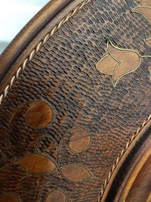 Curiosa - 2 Poolse folkloristische borden met zeer verfijnd houtsnijwerk kopen? Bied vanaf 1!