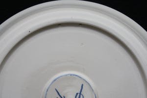 Niet of onleesbaar gesigneerd - Twee Prachtige Oud Hollandse Ronde Pap Borden met opstaande rand in Witte en Bla kopen? Bied vanaf 1!