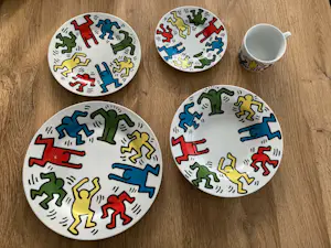 Keith Haring - Servies: 3 verschillende maten borden, 1 koffiekop en schotel kopen? Bied vanaf 80!