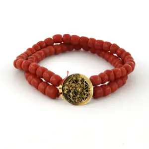 2 strengs bloedkoralen antieke armband met een 14k geel gouden antiek slot kopen? Bied vanaf 200!