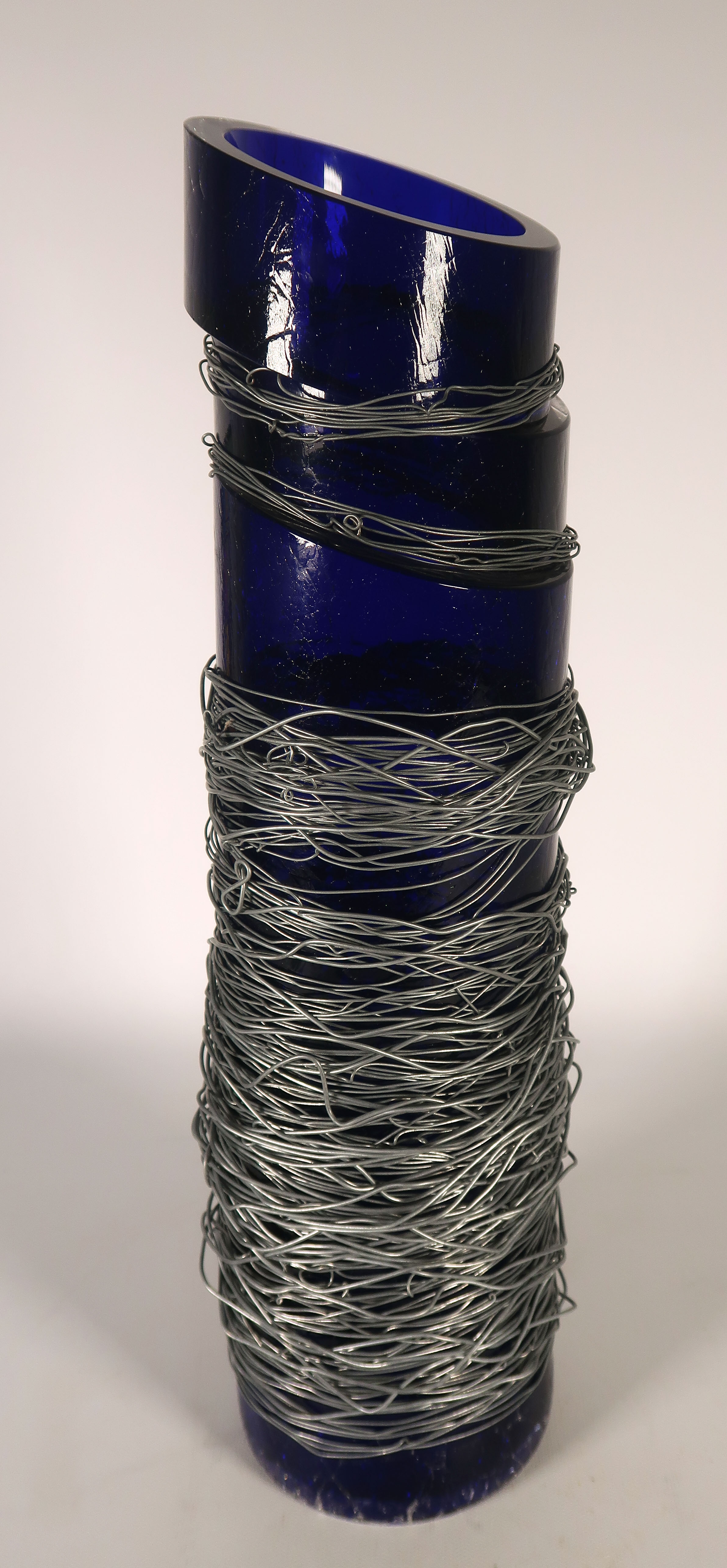 Novy Bor - Glas, Blauwe vaas met ijzerdraad kopen? Bied vanaf 20!