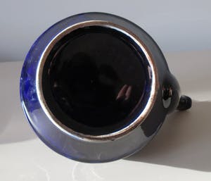 Niet of onleesbaar gesigneerd - WAKU diep blauwe aardewerken theepot met rieten hengsel kopen? Bied vanaf 1!