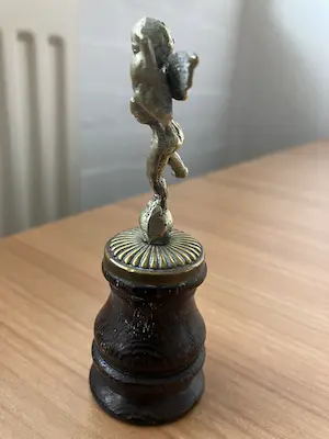 Brons (Onbekend) - Beeldje van Cupido op houten voetje. kopen? Bied vanaf 25!