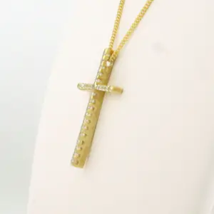 14k geelgouden collier met kruishanger bezet met diamant 0.27 ct kopen? Bied vanaf 440!