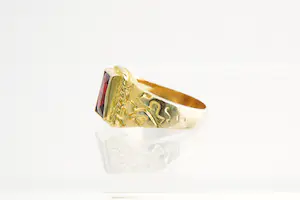 187 - Mooie 18 Krt gouden dames / kinder ring met rode edelsteen - kleine maat! kopen? Bied vanaf 110!