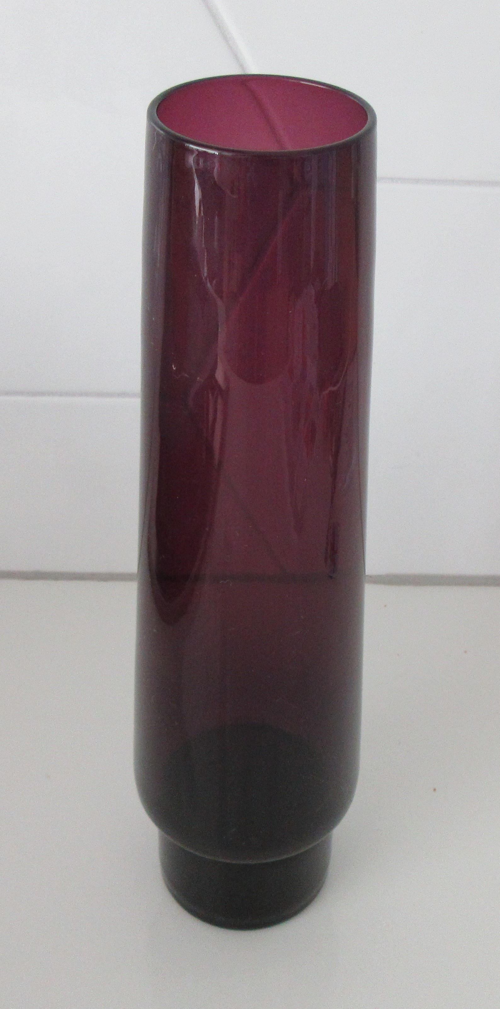 Niet of onleesbaar gesigneerd - Amethyst obelisk vormige ronde glazen vaas kopen? Bied vanaf 1!