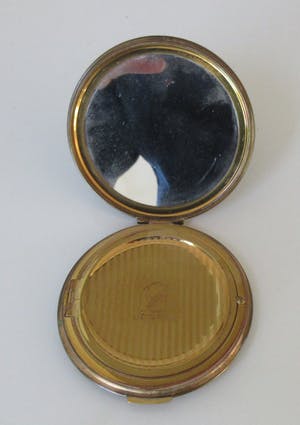 Niet of onleesbaar gesigneerd - Art deco gedecoreerde messing poederdoos van Stratton Engeland kopen? Bied vanaf 10!