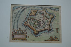 Curiosa - GRAVELINGA, VRBS MARITIMA, OLIM PORTV AMPLISSIMO FAMOSA. Kaart uit 1585 kopen? Bied vanaf 85!