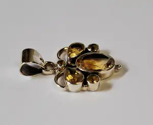 Nieuwe zilveren hanger met facet geslepen citrien: gele edelsteen, kopen? Bied vanaf 70!