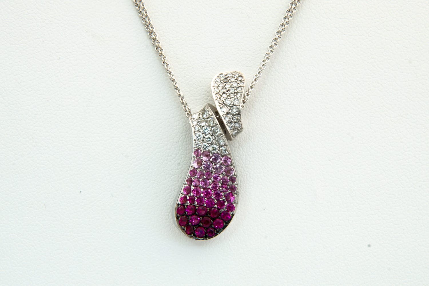 64 - Fijn 18krt witgouden collier met excl 0.35ct diamant & roze saffier hanger kopen? Bied vanaf 760!