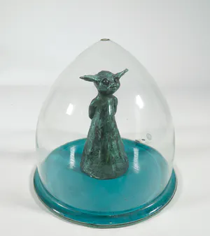 Mitsy Groenendijk - Papier-maché figuur onder glazen stolp, Piêtresses kopen? Bied vanaf 40!