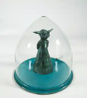 Mitsy Groenendijk - Papier-maché figuur onder glazen stolp, Piêtresses verkocht voor € 40!