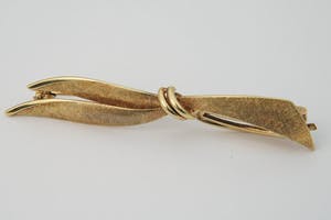 2562- Chique geel-gouden gematteerde Broche / Speld - strikmodel - 14 karaat kopen? Bied vanaf 100!