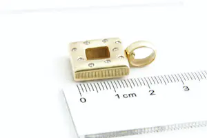 48- Massieve 18 krt gouden en diamanten "gewelfde" hanger - 9 briljanten kopen? Bied vanaf 470!