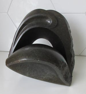 Niet of onleesbaar gesigneerd - Abstract massief natuurstenen sculptuur gesigneerd RS kopen? Bied vanaf 1!