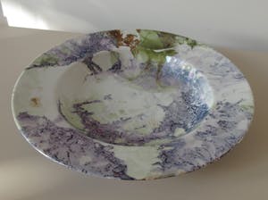 Niet of onleesbaar gesigneerd - Diep Aziatisch Porseleinen bord met gemarmerd lustglazuren decoratie kopen? Bied vanaf 1!