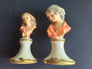 Niet of onleesbaar gesigneerd - 2 capodimonte beelden van jonge dames kopen? Bied vanaf 1!