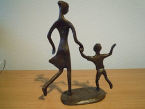 Corry Ammerlaan - Prachtig beeld moeder met kind aan de hand. kopen? Bied vanaf 45!