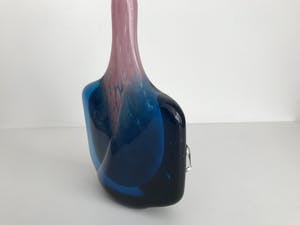 Mdina kunstglas - Michael Harris Mdina Fish vaas / Axe head vaas roze blauw kopen? Bied vanaf 105!