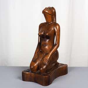 Niet of onleesbaar gesigneerd - Zeer fraai houten vrouwen beeld "Amsterdamse school". verkocht voor € 1!