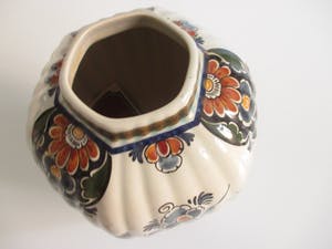 Plateelbakkerij Flora - Grote dekselvaas met polychrome beschildering kopen? Bied vanaf 22!