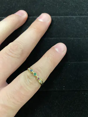 Geelgouden ring met robijn, saffier en smaragd kopen? Bied vanaf 80!