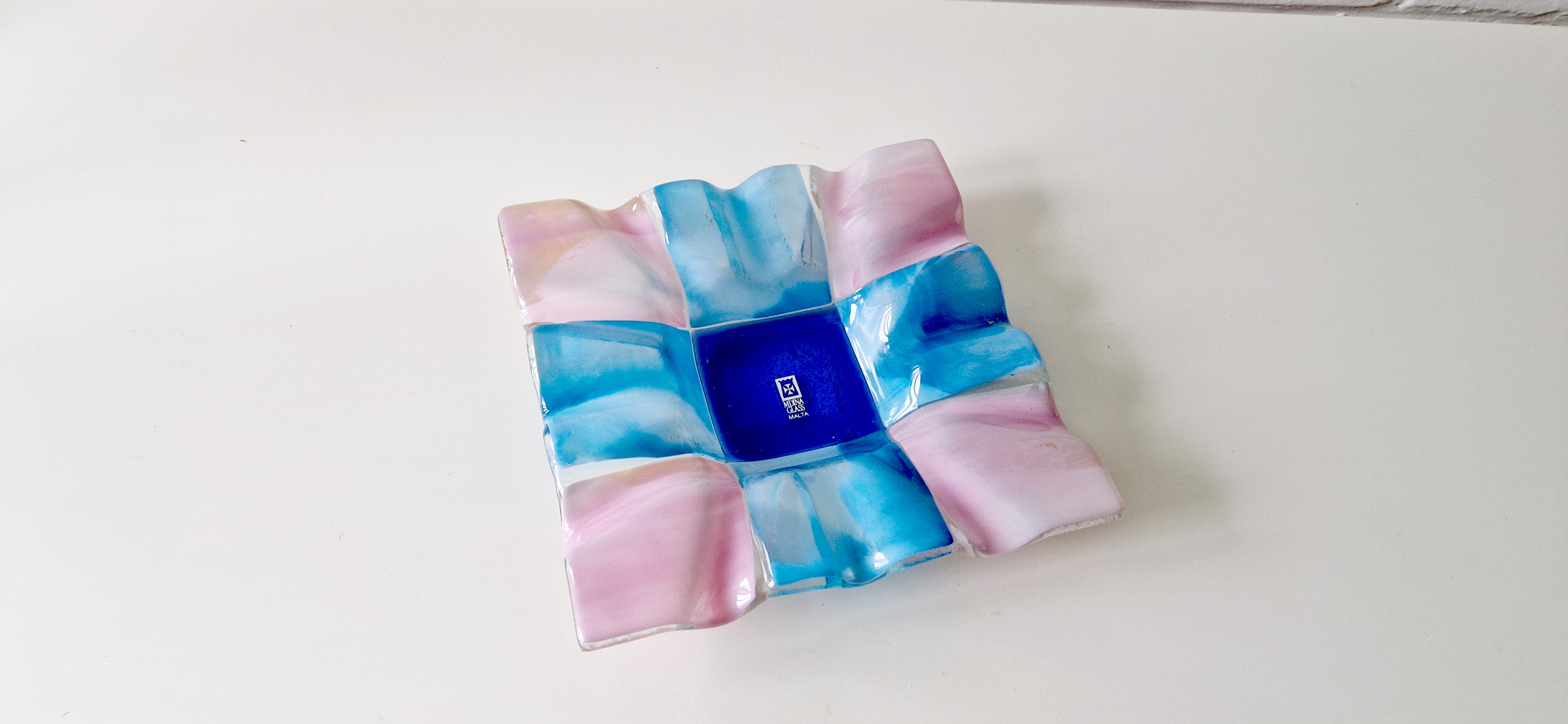 AcheterMdina kunstglas - Mdina Glass Malta – Handgemaakte vierkante schaal van gefuseerd glas in blauw en roze? Enchérissez de 20!