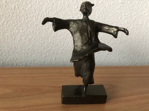 Brons (Onbekend) - Bronzen beeldje dansend meisje in de wind. kopen? Bied vanaf 20!