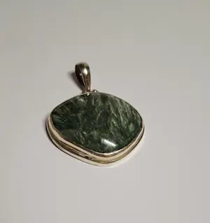 Nieuwe prachtige groen-zilveren gelaagde serafiniet hanger in zilver. kopen? Bied vanaf 75!