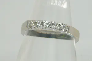 99 - Elegante 14Kt wit goud & diamanten ring met 5 briljanten ca. 0.25ct diamant kopen? Bied vanaf 270!