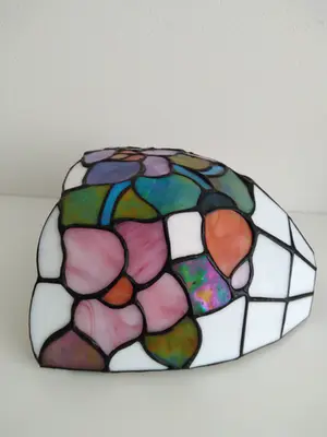 Niet of onleesbaar gesigneerd - Fraaie wandlamp in Tiffany stijl; glas in lood kopen? Bied vanaf 1!