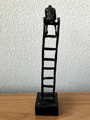 Corry Ammerlaan - Beeld van man op ladder - Titel " DE DENKENDE MENS " kopen? Bied vanaf 45!