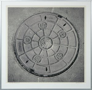 Paul Baars - Zeefdruk, Tokyo Manholecover - Ingelijst kopen? Bied vanaf 35!
